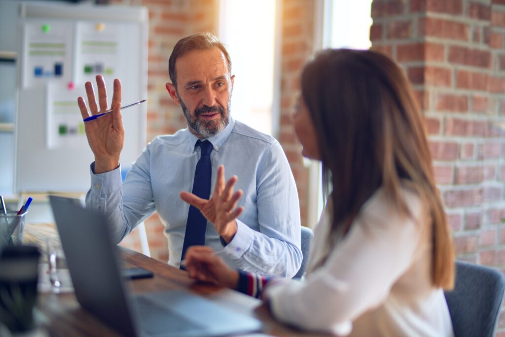 Een preventieadviseur van Prevencio bespreekt risicoanalyses en het globaal preventieplan met een klant op kantoor